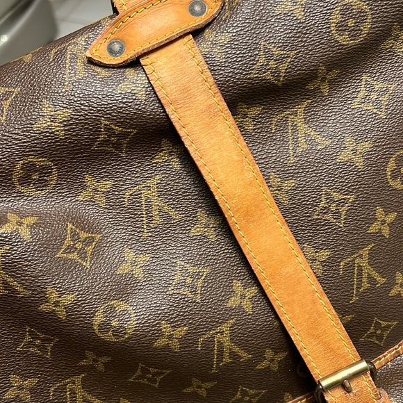 LOUIS VUITTON Saumur 35 Monogram
Messenger Crossbody Saddle Bag - Picture 13 of 13